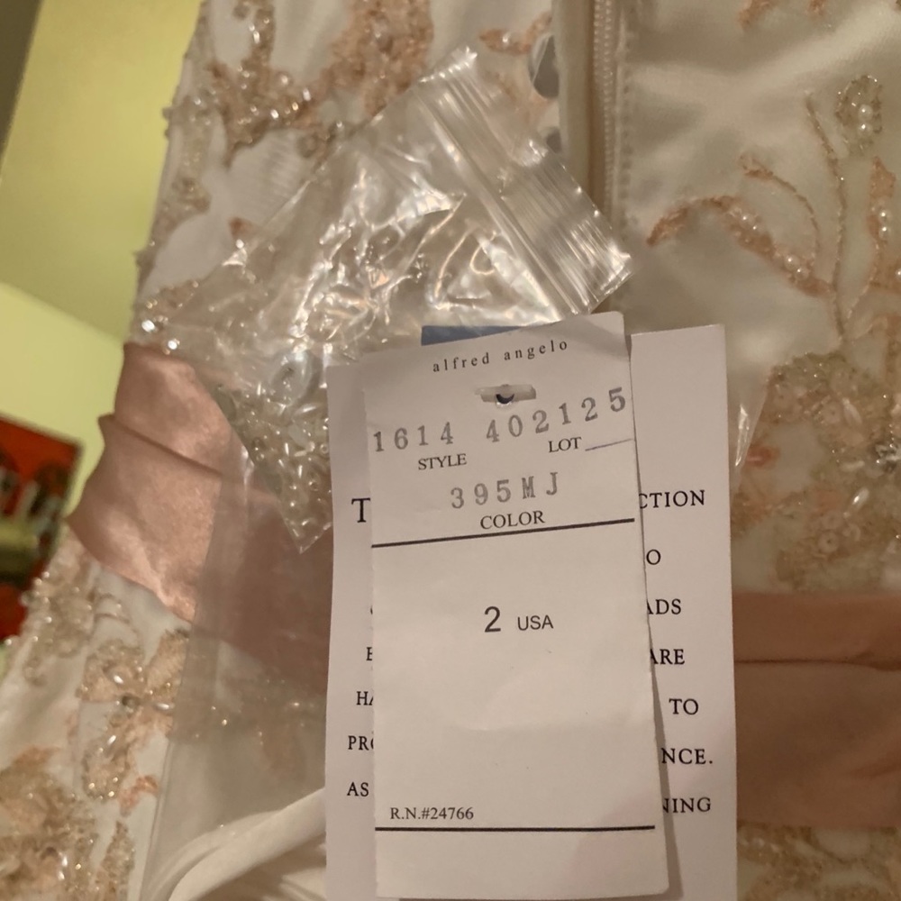 NWT Stunning Alfred Angelo Wedding Gown! - Picture 8 of 11